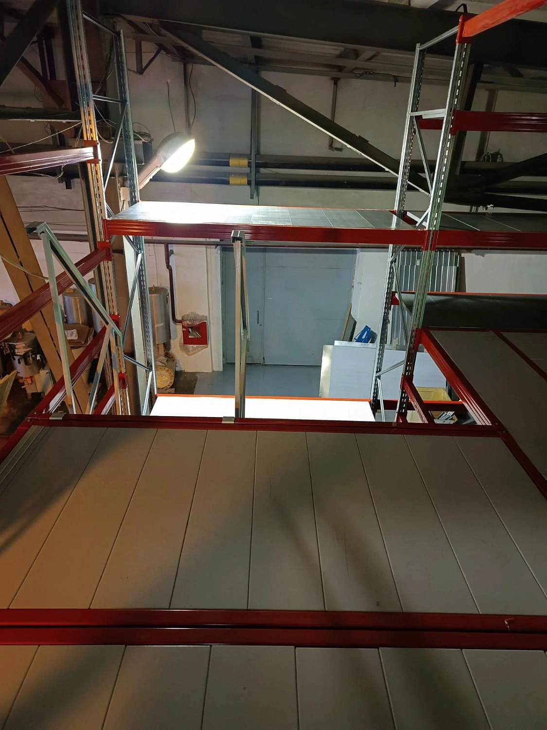 Мезонинный стеллаж трехэтажный, на рамах